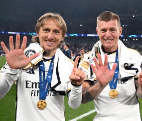 一年前的昨天克罗斯宣布离队，皇马两年告别两位中场大师