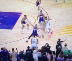 安排的啥战术最后一攻字母哥和AJ-格林撞一起了 大洛强投不中